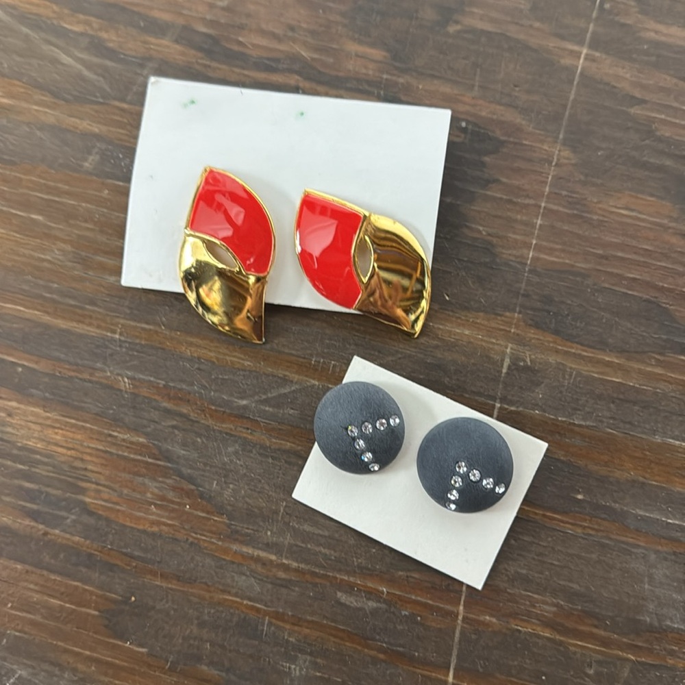 Avon vintage 1986 black tie and red daytime drama pierced earrings